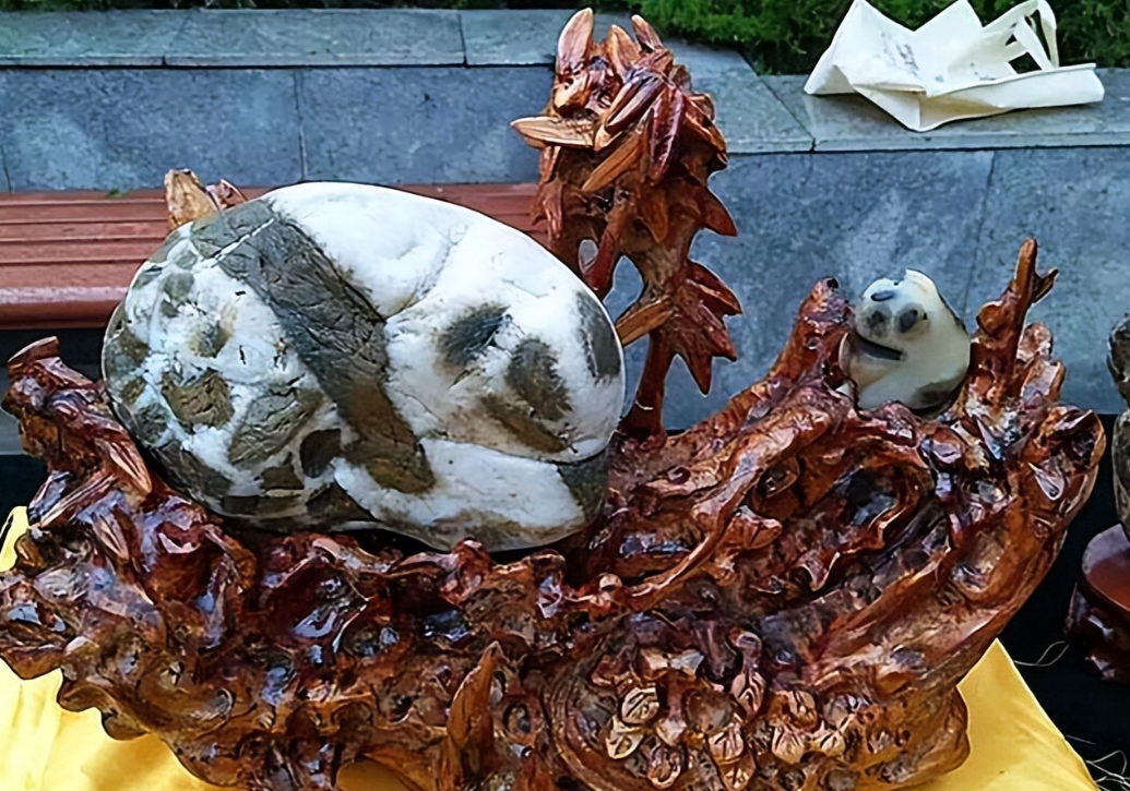 03年青岛大哥捡到熊猫奇石,有人出价百万也不卖,专家估值1.5亿