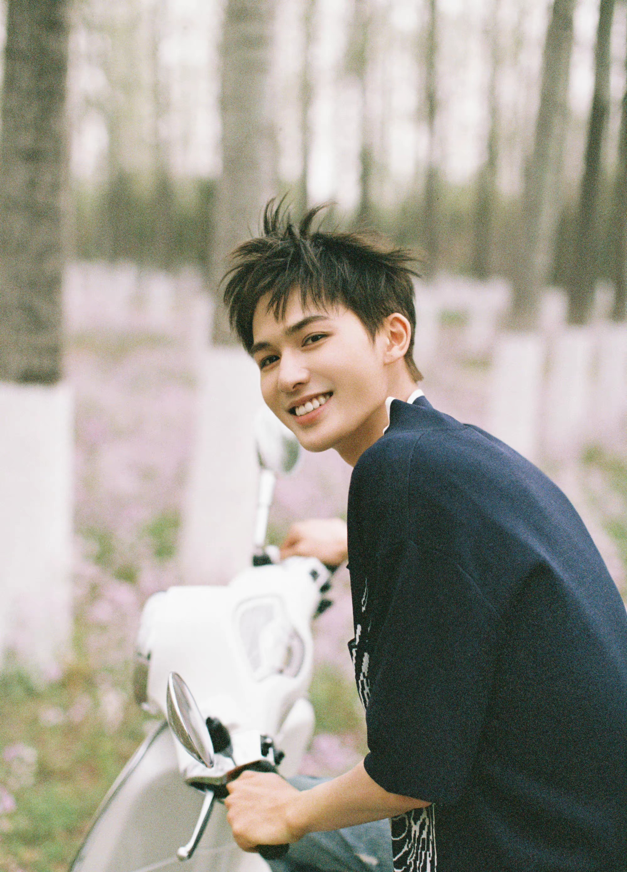 26岁男星拍戏怕热怕累！被副导演晒证据痛斥，经纪公司连忙公关