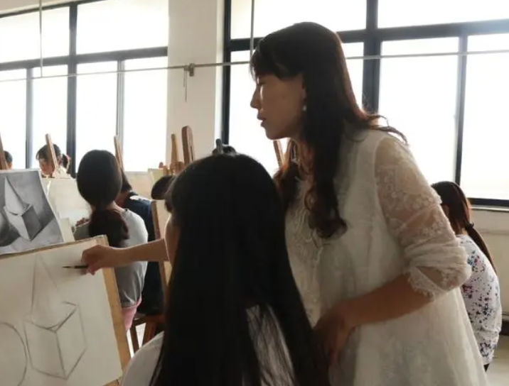 四岁半女孩自学绘画，线条“婉转而流畅”，美术生看后为其点赞