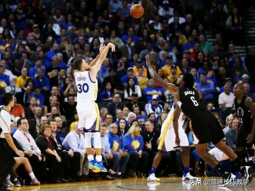 为什么nba球员投篮都要起跳(库里一段式投篮和二段式投篮，普通人到底该练哪种投篮方式？)