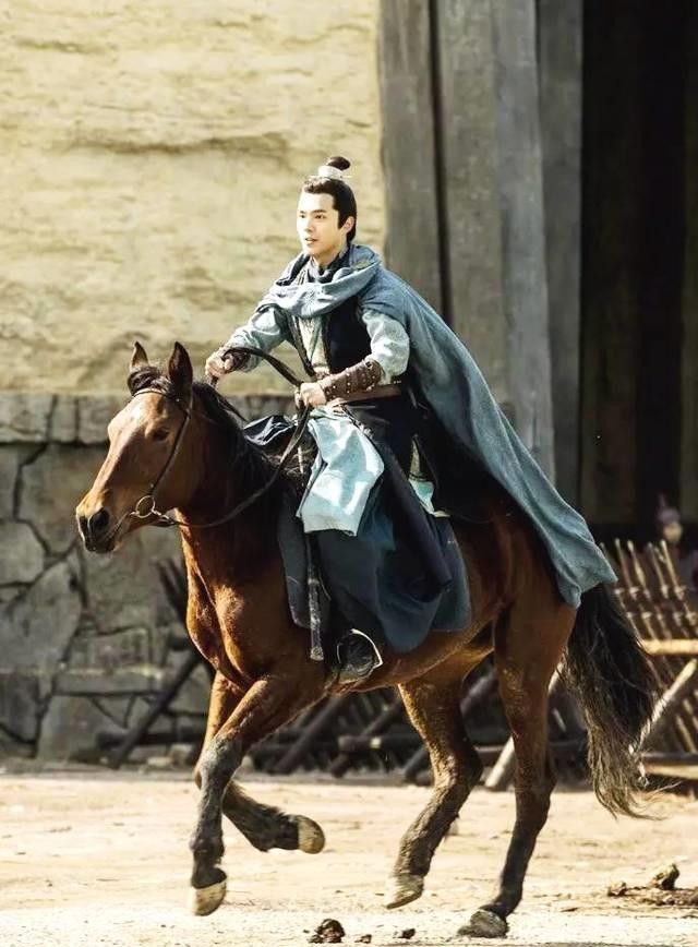 不够潇洒别骑马，这10位演员告诉你，啥叫鲜衣怒马少年郎