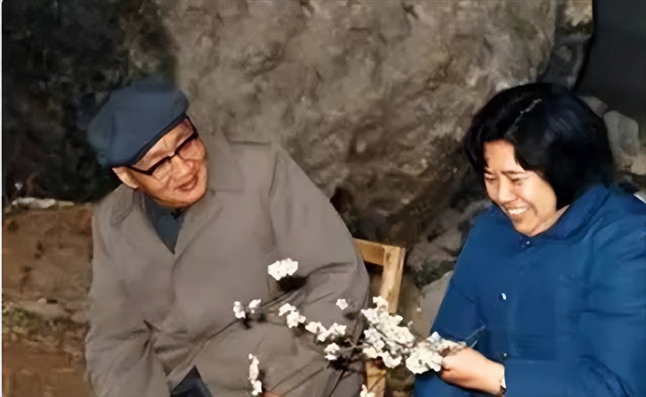 邵华与毛岸青结婚两年，情绪低落，毛泽东写信劝说：女儿气要少些
