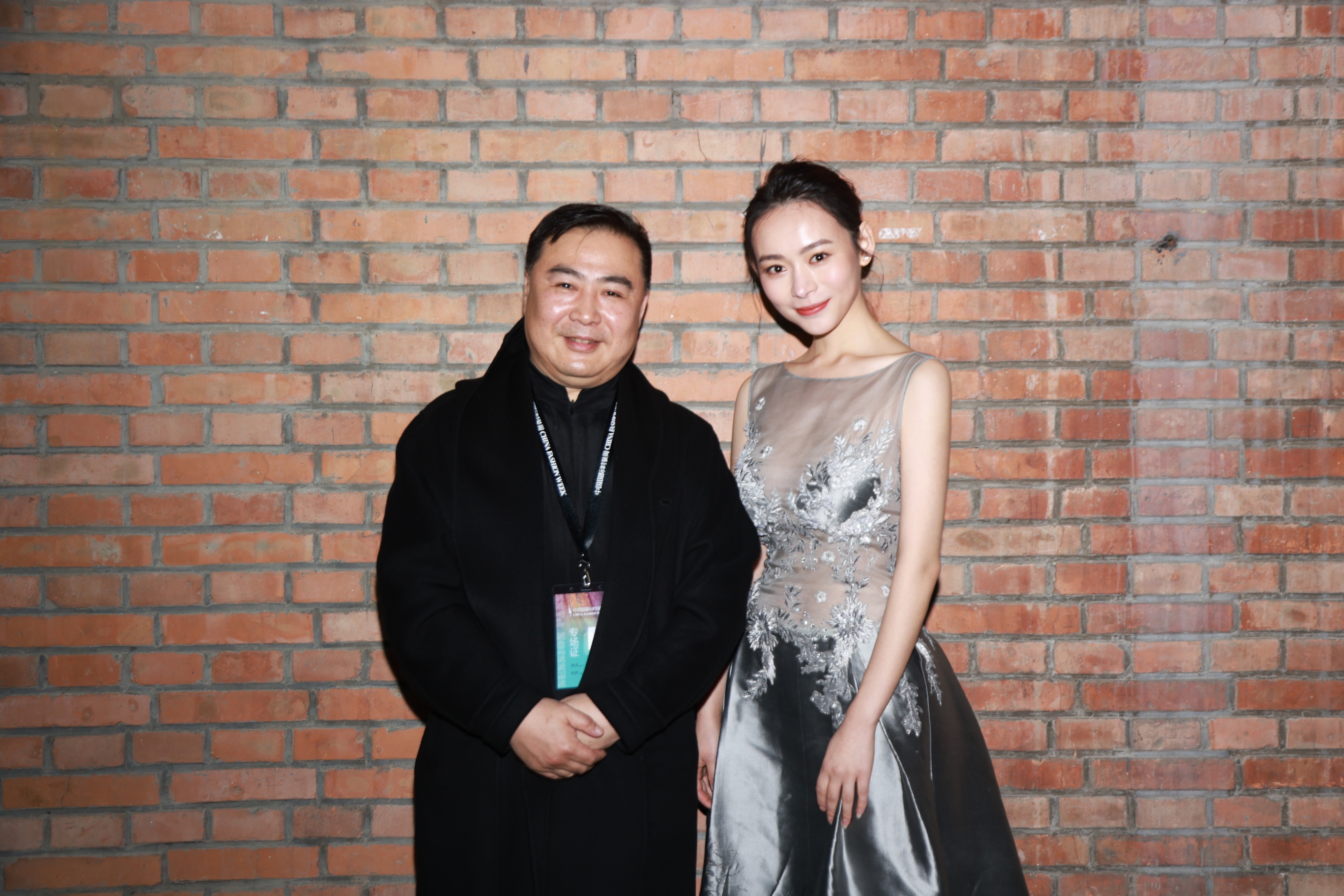 小吴谨言演员余焰受邀2021S/S薄涛&上久楷中国国际时装周专场发布