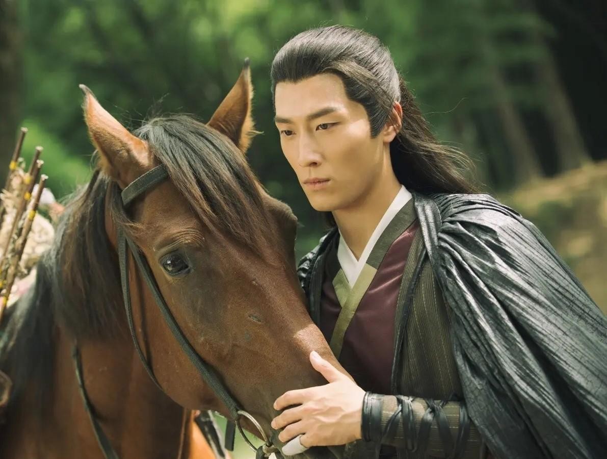 不够潇洒别骑马，这10位演员告诉你，啥叫鲜衣怒马少年郎