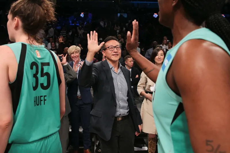 nba集团有哪些(富可敌国！鲍尔默领衔，蔡崇信上榜，NBA最有钱的10名球队老板)