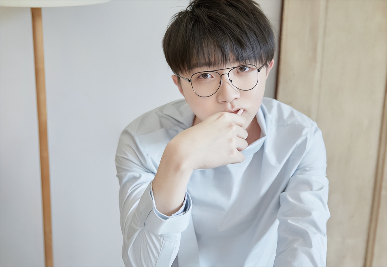 毛不易能够出圈，到底是他战胜了资本，还是资本选择了他？