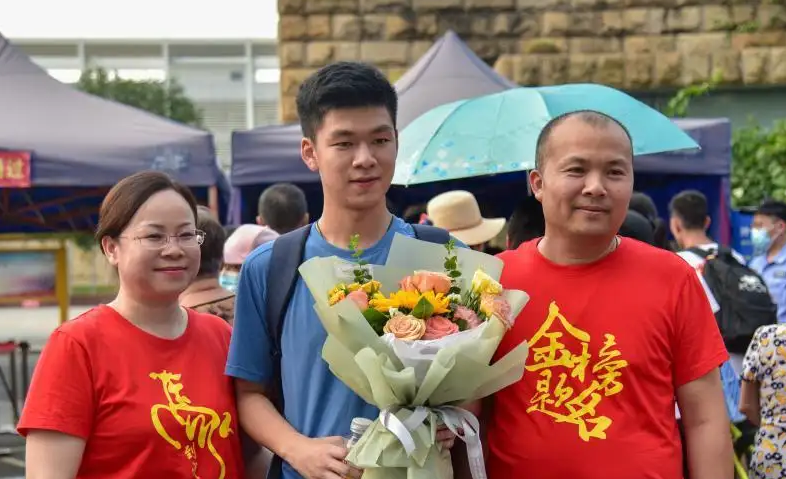 国内大学最新排名出炉，清华让出榜首，武大是名副其实的黑马