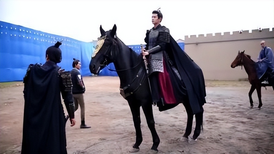 不够潇洒别骑马，这10位演员告诉你，啥叫鲜衣怒马少年郎