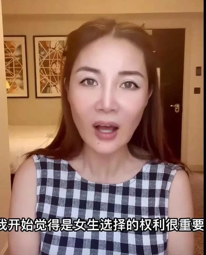 央视主持人翠西因骂网友遭禁言！人设与三观不符，迟早要吃大亏