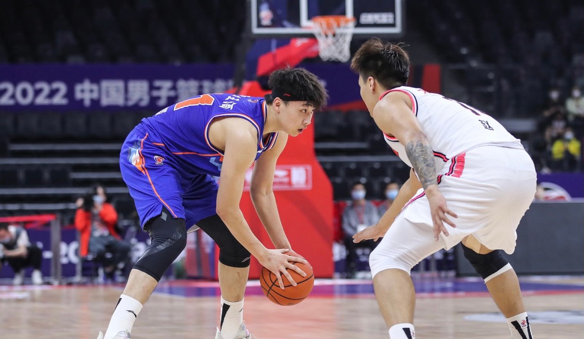 齐麟为什么能打cba(19岁读清华，20岁打CBA！男篮天才不冲NBA，假期晒性感女友秀恩爱)